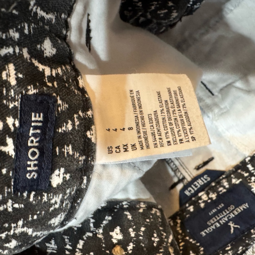 American Eagle Wome's Black and White Patterned Shorts - Picture 2 of 14